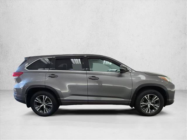Used 2018 Toyota Highlander Plus AWD/4WD image 4