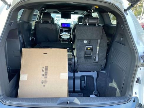 New 2026 Toyota Sienna Platinum image 5