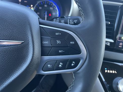 Used 2022 Chrysler Pacifica Touring-L image 16