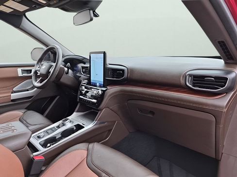 Used 2024 Ford Explorer King Ranch w/ Technology Package image 14