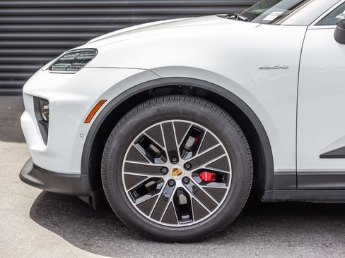 Certified 2025 Porsche Macan 4S Electric AWD/4WD image 26