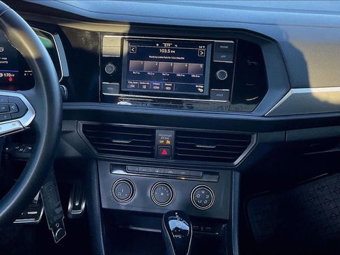 Used 2023 Volkswagen Jetta Sport image 6