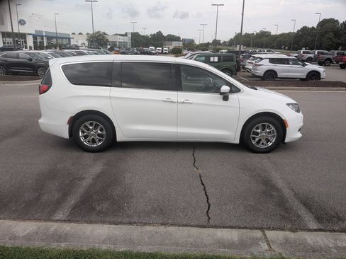 Used 2023 Chrysler Voyager LX FWD image 2