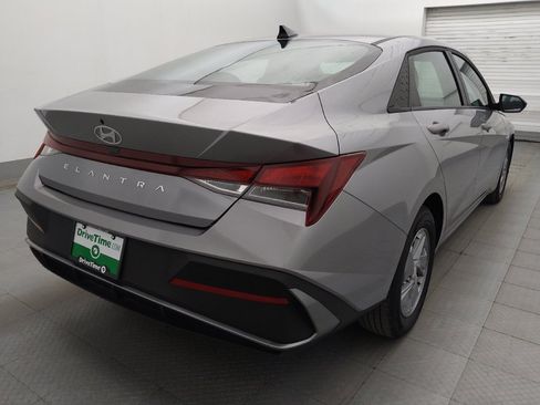 Used 2025 Hyundai Elantra SE FWD image 9