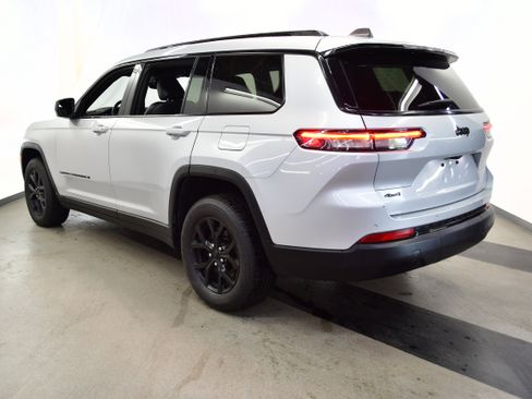 Used 2024 Jeep Grand Cherokee L Laredo AWD/4WD image 5