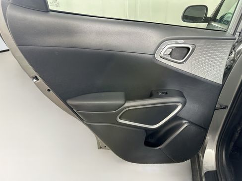 Used 2025 Kia Soul LX w/ LX Technology Package FWD image 25