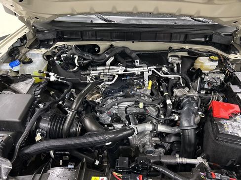 Used 2025 Ford Bronco Badlands image 28