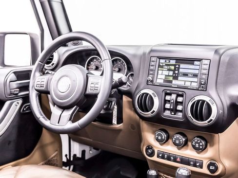 Used 2014 Jeep Wrangler Unlimited Sahara w/ Connectivity Group AWD/4WD image 19