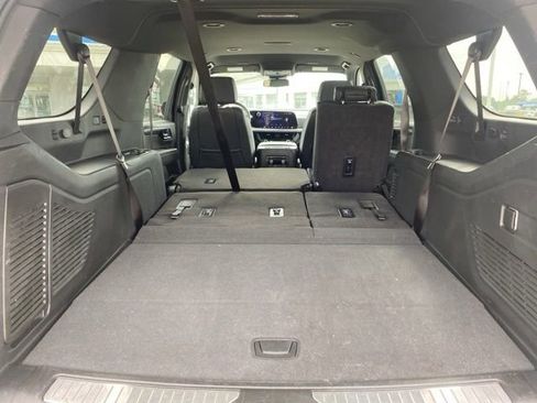 Used 2025 Chevrolet Suburban Z71 image 12