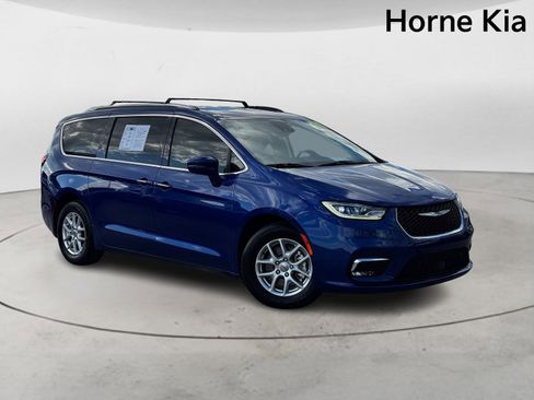Used 2021 Chrysler Pacifica Touring-L w/ Uconnect Theater Family Group image 2