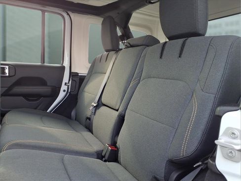 Used 2025 Jeep Wrangler Sahara image 18