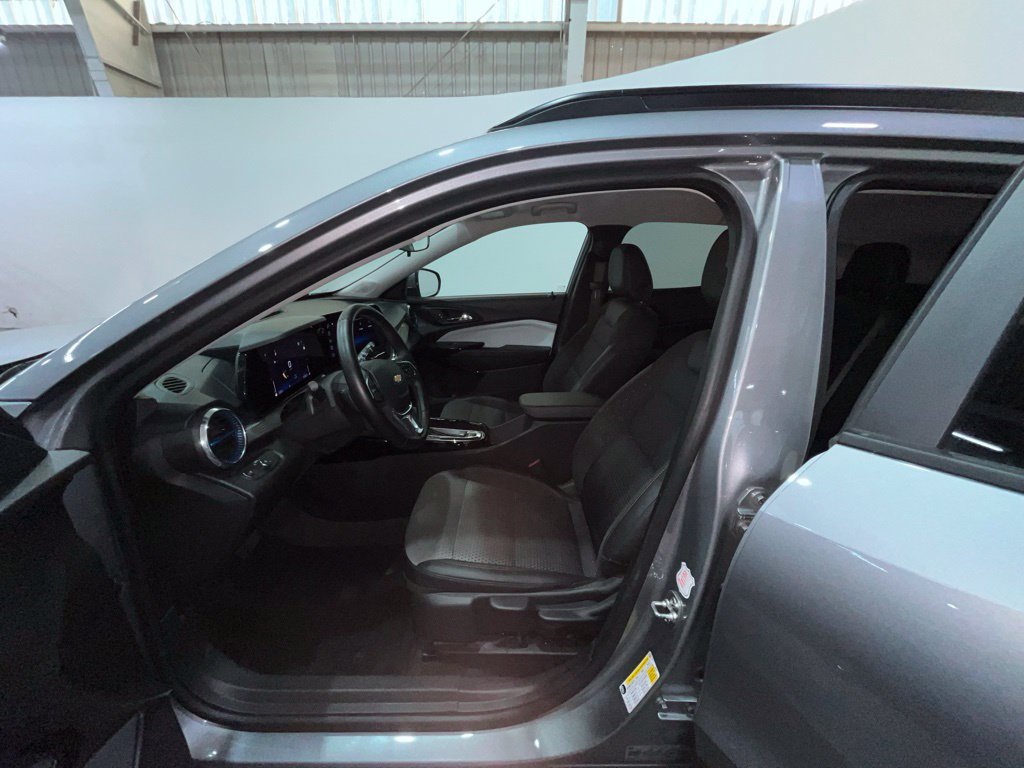Certified 2025 Chevrolet Trax LT w/ LT Convenience Package FWD image 17