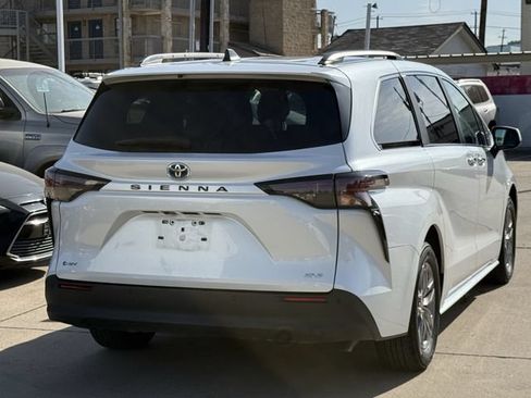 Used 2025 Toyota Sienna XLE FWD image 4