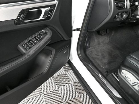 Certified 2026 Porsche Macan image 8