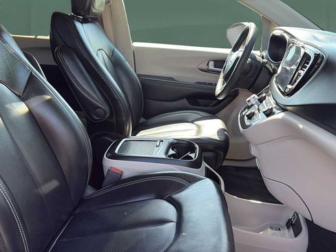 Used 2023 Chrysler Pacifica Touring-L FWD image 30