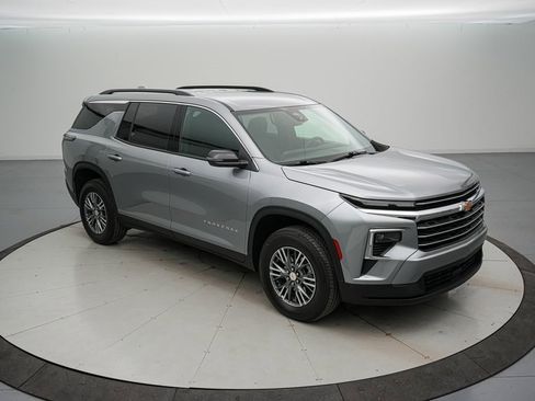 Used 2025 Chevrolet Traverse LT image 2