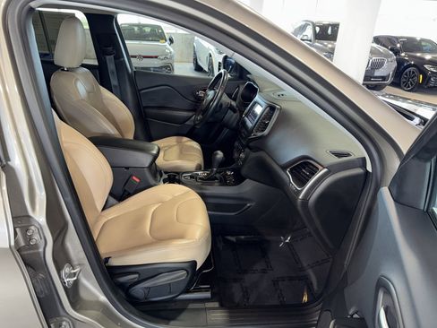 Used 2019 Jeep Cherokee Latitude Plus image 10