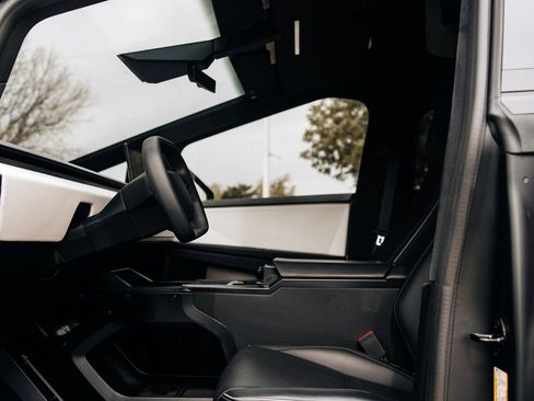 Used 2024 Tesla Cybertruck AWD Crew Cab image 20