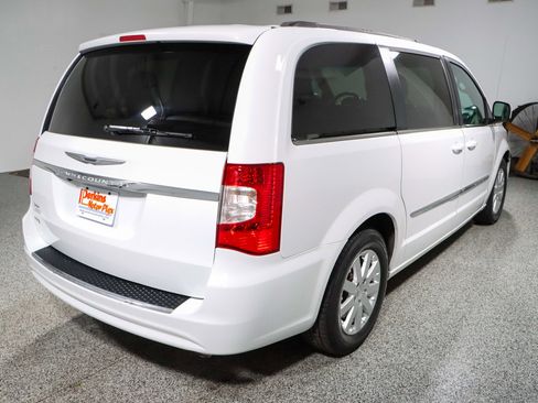 Used 2014 Chrysler Town & Country Touring image 7