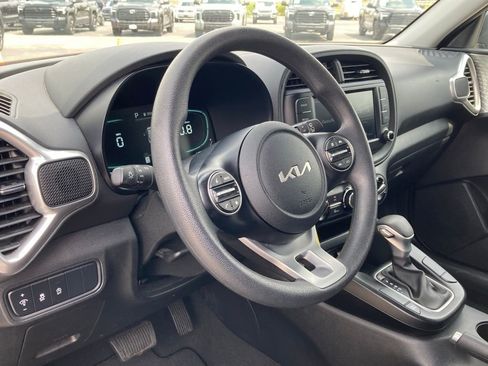 Used 2025 Kia Soul LX w/ LX Technology Package image 8