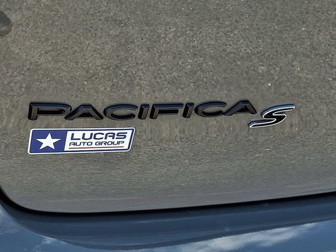 Used 2025 Chrysler Pacifica Limited FWD image 32