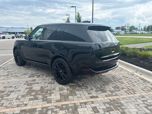 Used 2025 Land Rover Range Rover SE AWD/4WD image 3