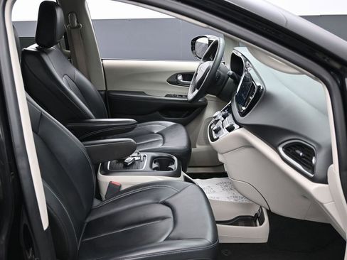 Used 2024 Chrysler Pacifica Touring-L image 37