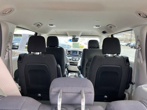 Used 2023 Chrysler Voyager LX image 27