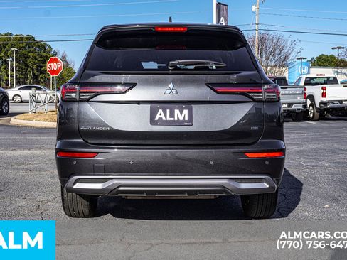 Used 2025 Mitsubishi Outlander SE image 13