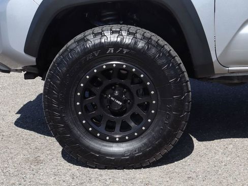 Used 2017 Toyota Tacoma TRD Off-Road RWD image 41