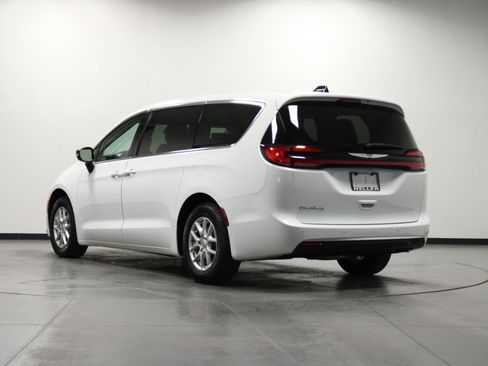 Used 2024 Chrysler Pacifica Touring-L FWD image 6