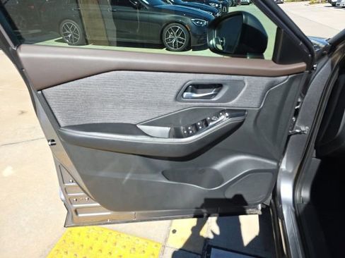 Used 2023 Nissan Rogue SV image 12