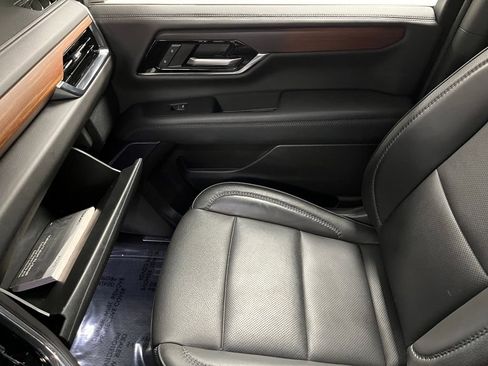 Used 2025 GMC Yukon XL Denali AWD/4WD image 40