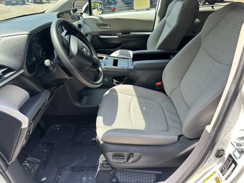Used 2024 Toyota Sienna LE AWD/4WD image 27
