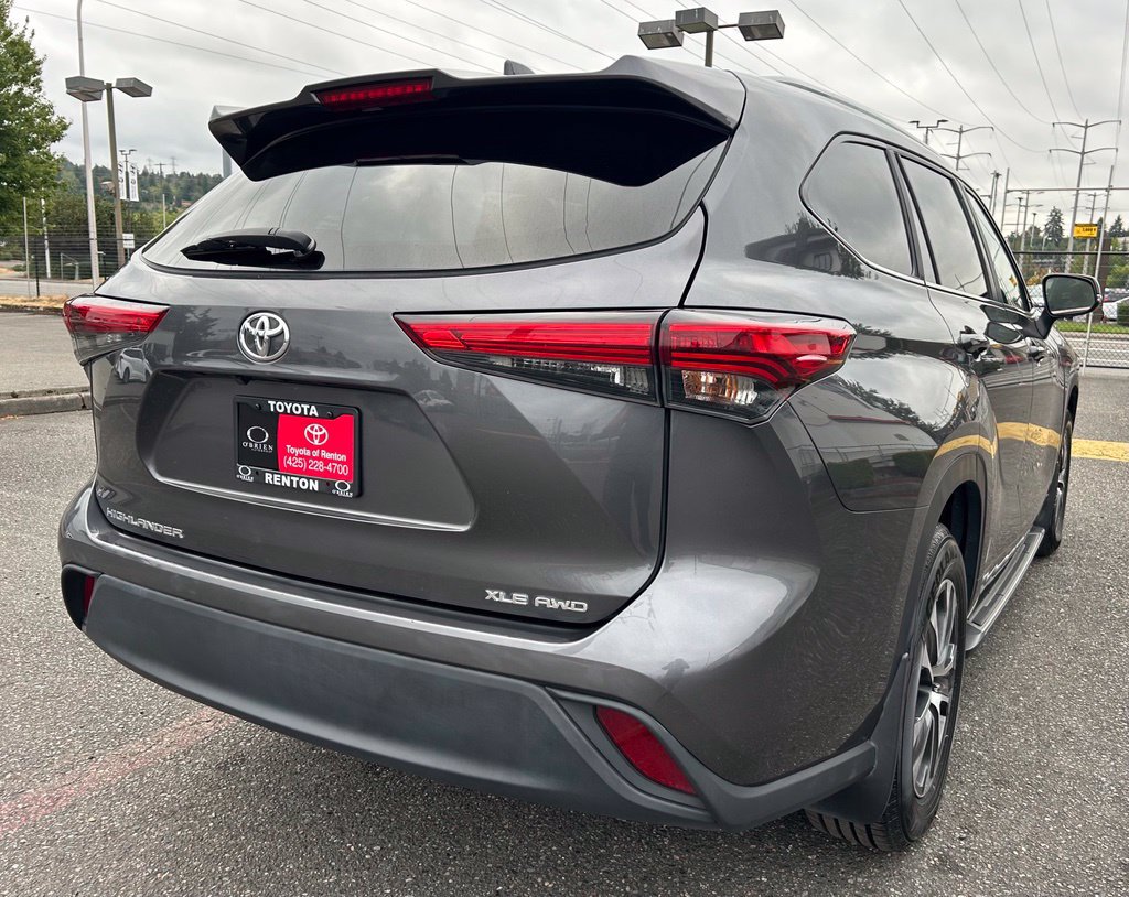 Used 2023 Toyota Highlander XLE AWD/4WD image 5