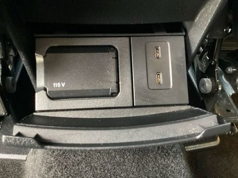 Used 2021 Mercedes-Benz GLB 250 4MATIC image 35