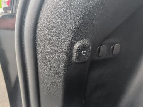 Used 2022 Jeep Cherokee Limited w/ Mopar Interior Package AWD/4WD image 13