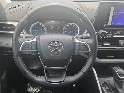 Used 2023 Toyota Highlander XLE FWD image 11