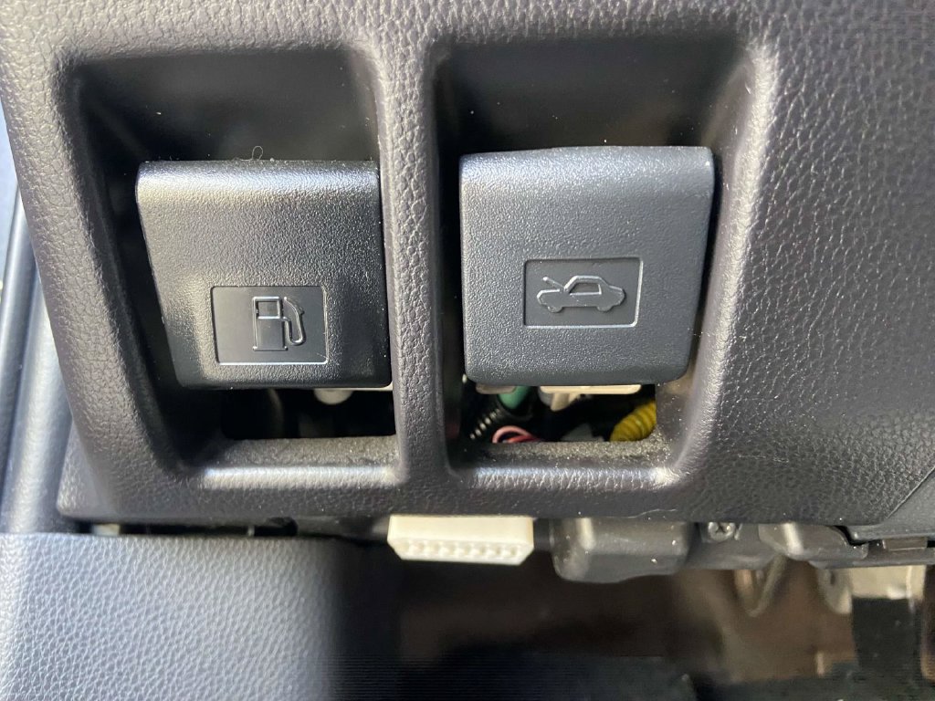 Used 2025 Toyota RAV4 LE FWD image 30