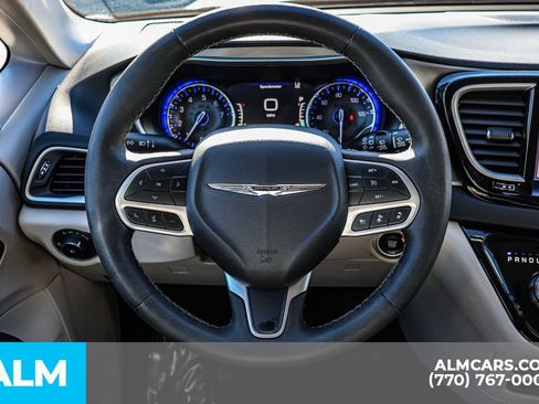 Used 2023 Chrysler Pacifica Touring-L image 34