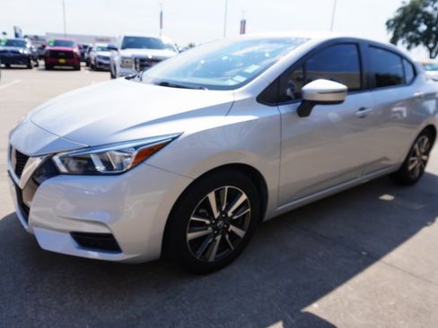 Used 2021 Nissan Versa SV image 3