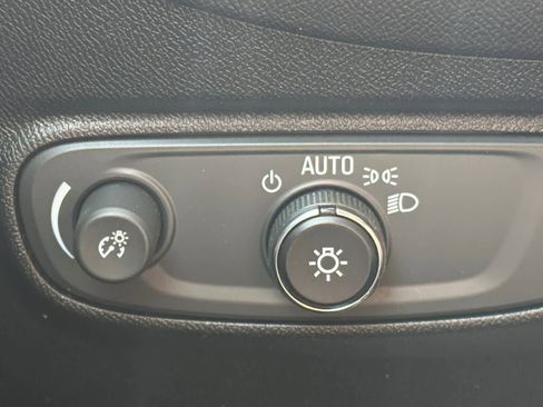 Used 2019 Chevrolet Equinox LT w/ Driver Convenience Package image 20