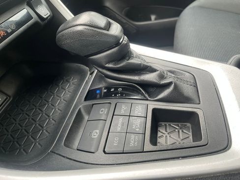 Used 2020 Toyota RAV4 LE AWD/4WD image 15
