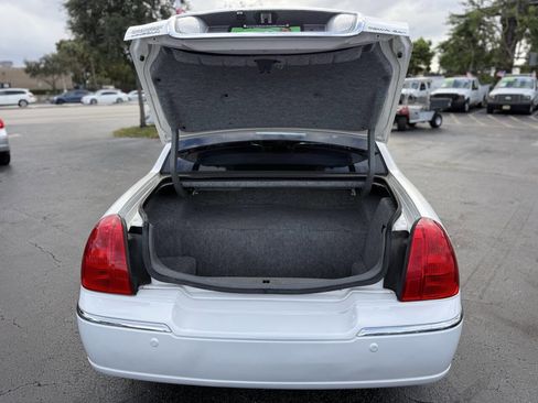 Used 2003 Lincoln Town Car Signature image 28