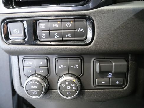 Used 2025 GMC Yukon AT4 w/ Premium Trailering Package AWD/4WD image 14