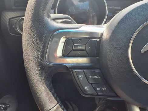 Used 2015 Ford Mustang Coupe RWD image 18