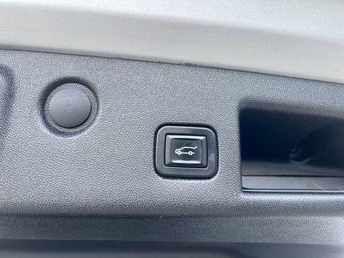 Used 2018 Chevrolet Equinox LT image 18