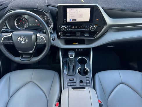 Certified 2024 Toyota Highlander XLE image 10