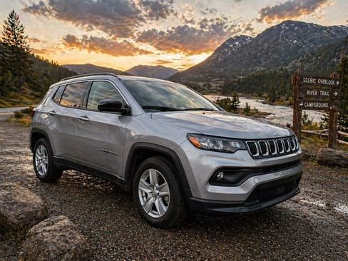 Used 2022 Jeep Compass Latitude w/ Convenience Group FWD image 1