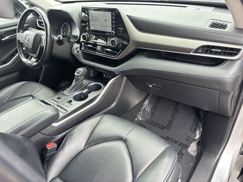 Used 2022 Toyota Highlander XLE AWD/4WD image 12